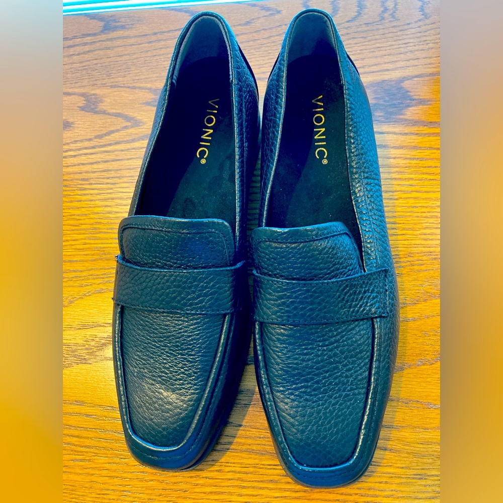 Brand New Women’s Vionic Black Leather Arch Support Comfort Loafers. Size 8.5